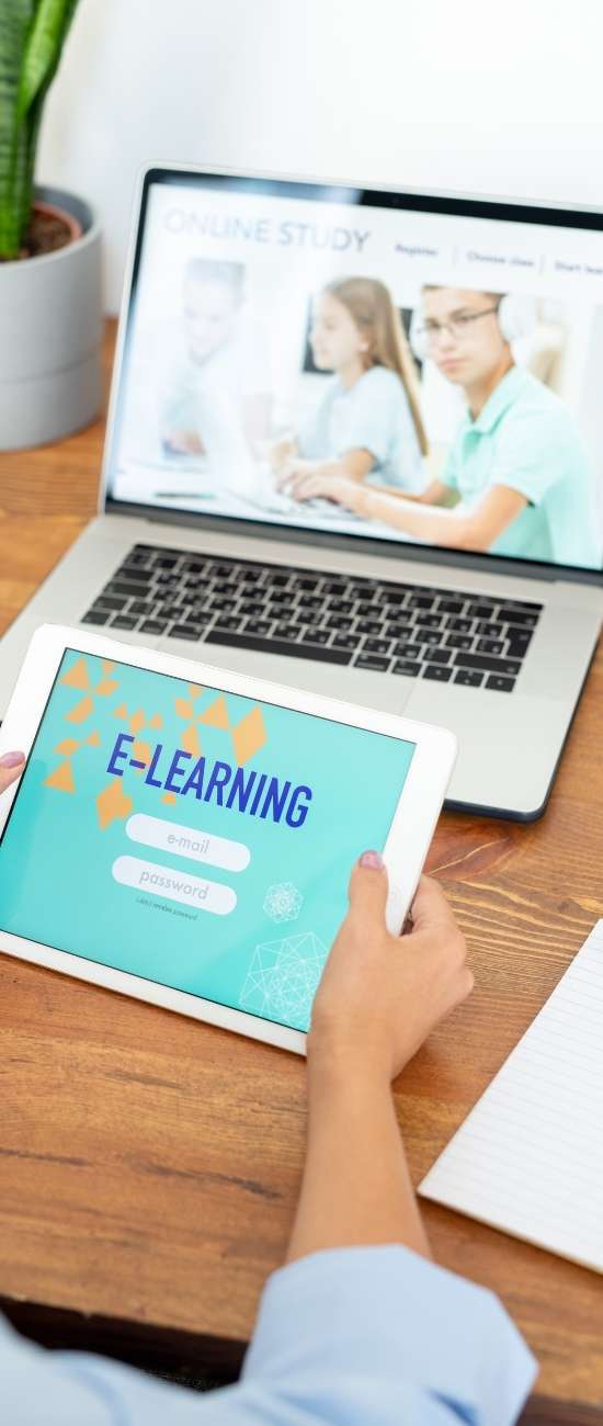 Students and teachers collaborating via an e-learning dashboard